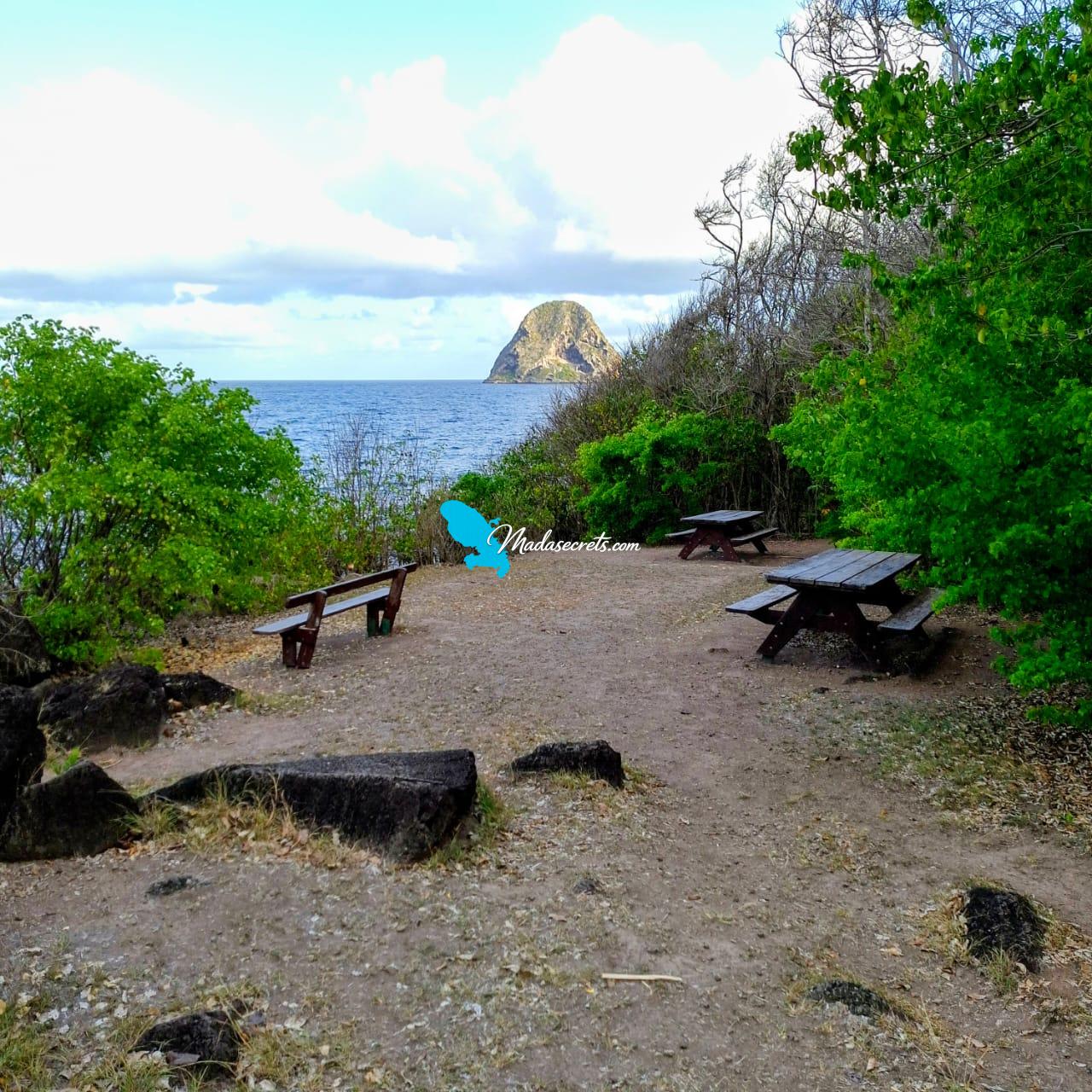 Tables de pique-nique et bancs face au Rocher du Diamant