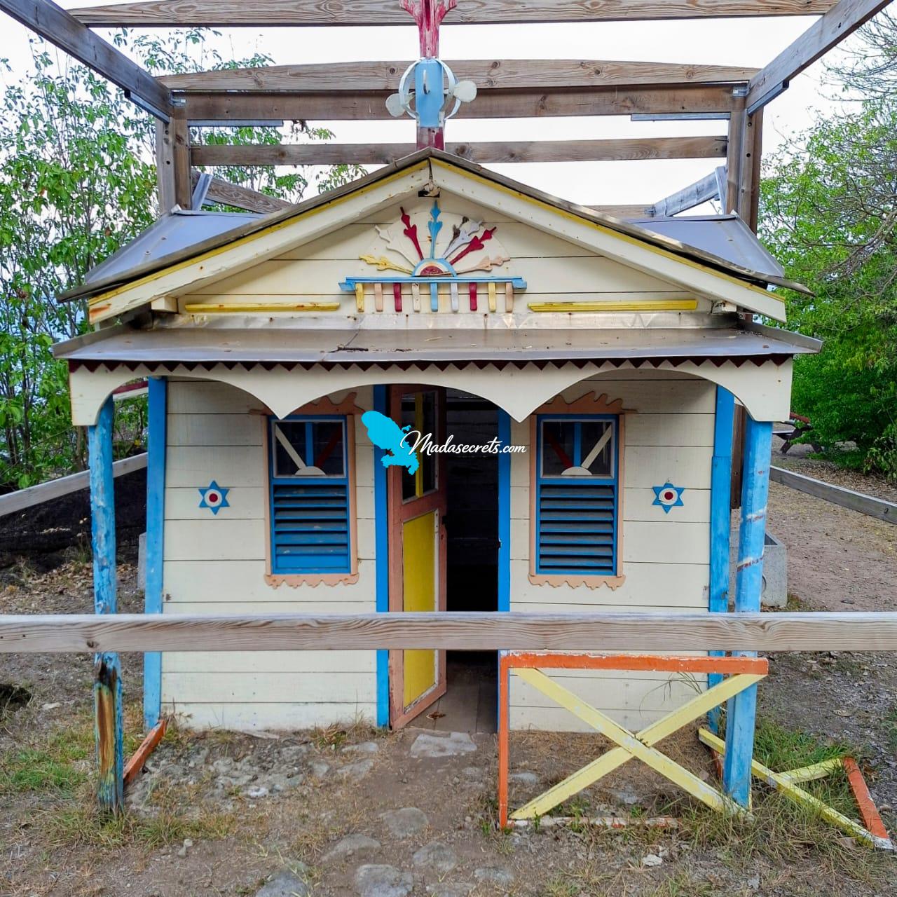 Façade colorée de la Maison du Bagnard, ornements sculptés