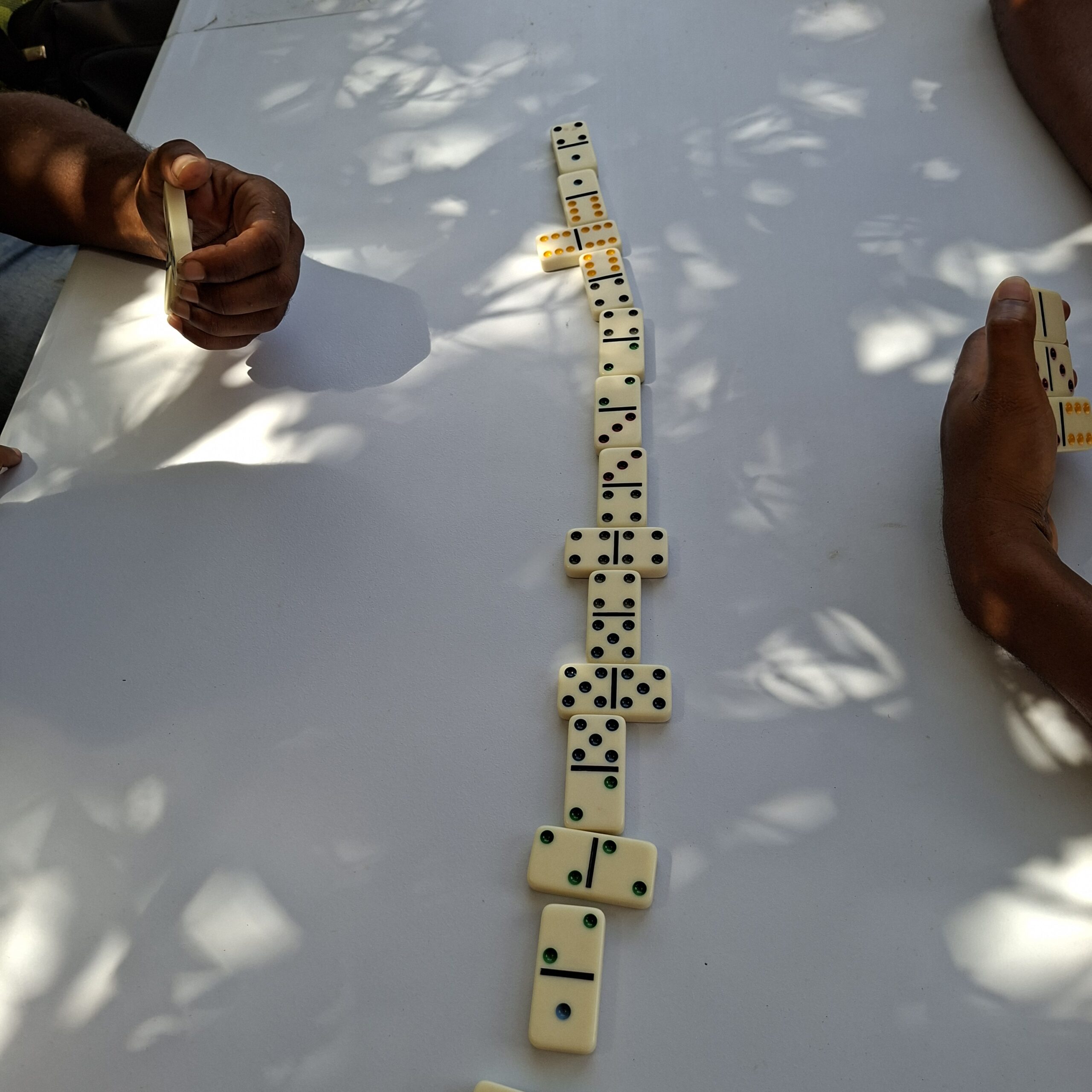 partie de dominos ambiance conviviale plage Pointe Marin Martinique