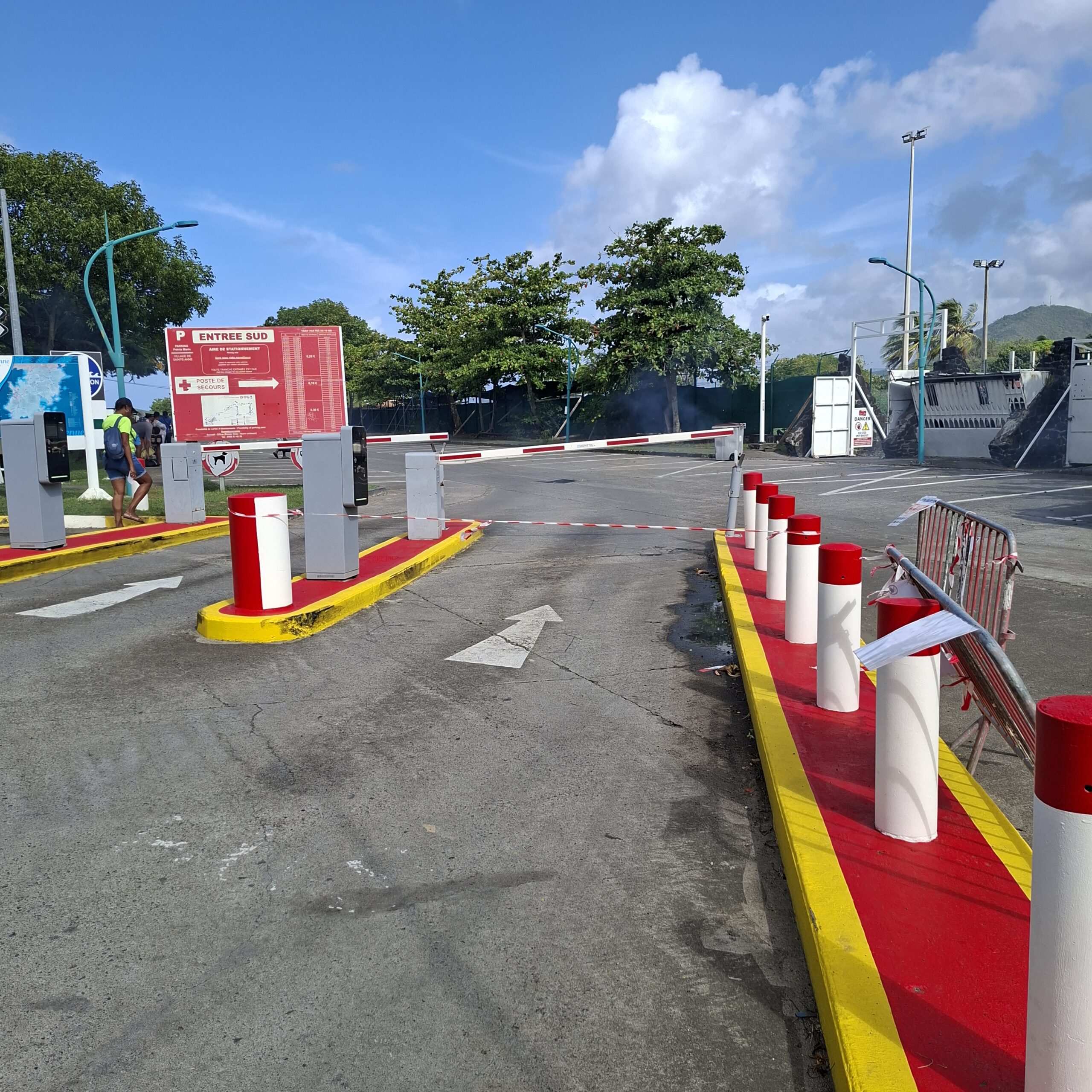 entrée sud du parking plage Pointe Marin Martinique