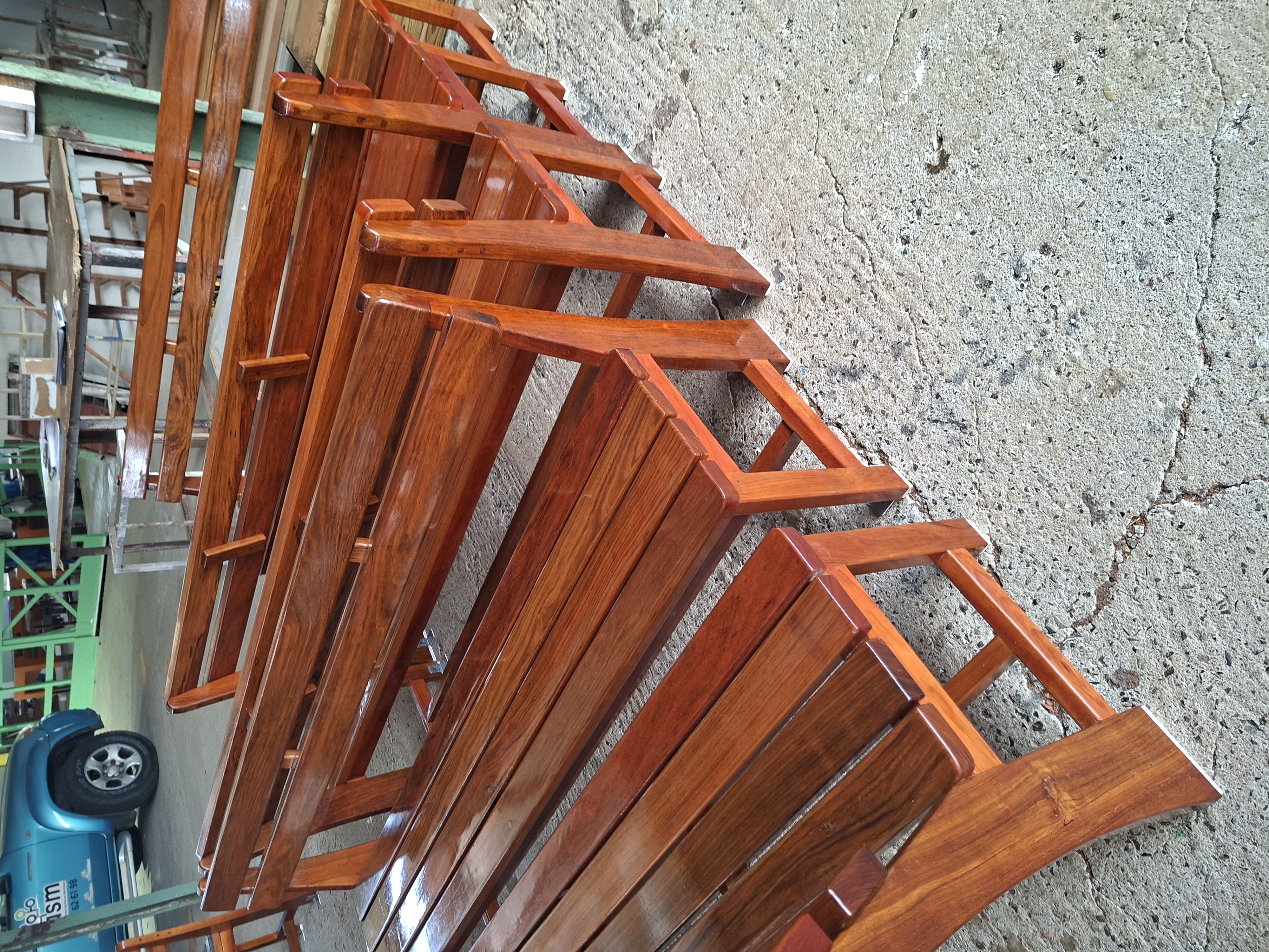 Bancs en bois massif fabriqués à l'atelier menuiserie