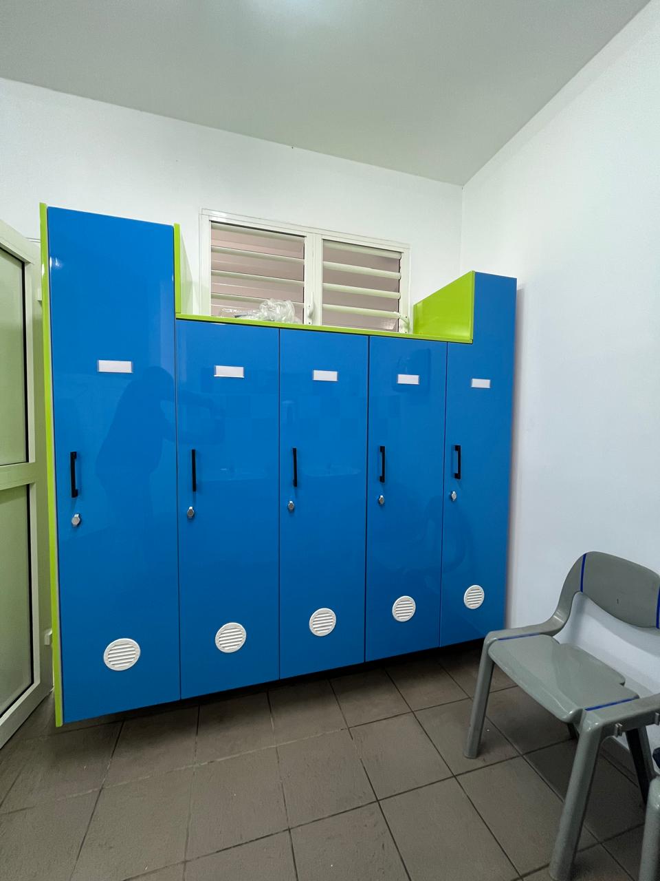 Casiers de vestiaire en bois peints en bleu