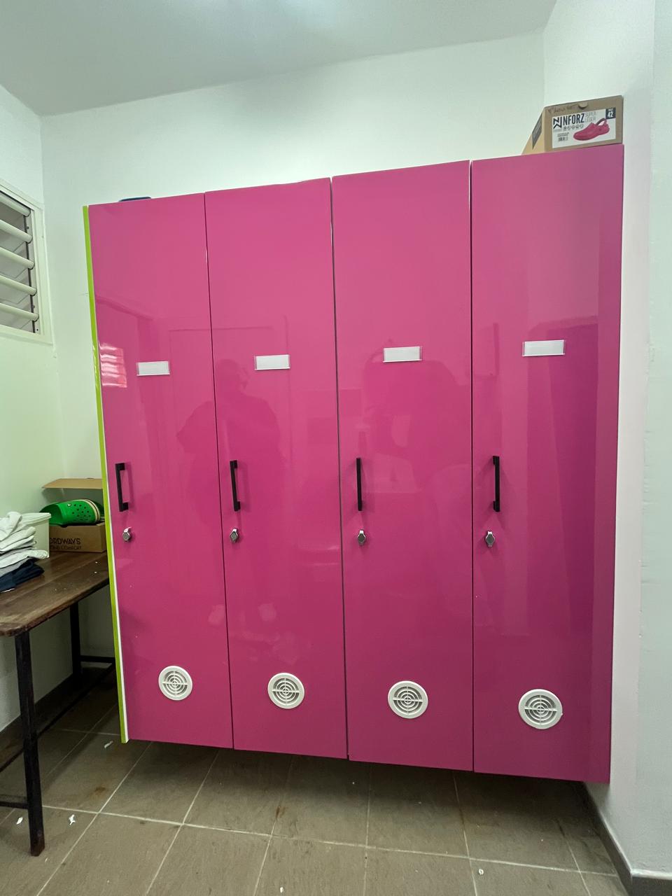 Casiers de vestiaire en bois peints en rose