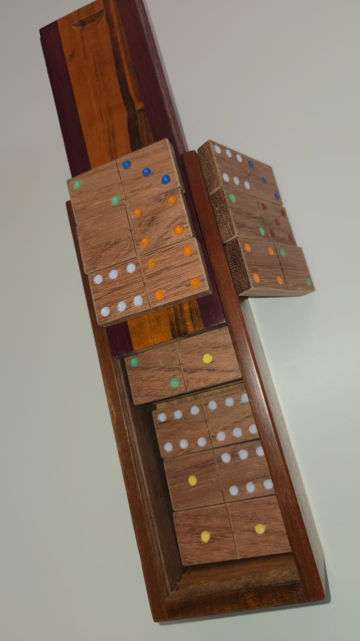 Dominos artisanaux aux points colorés