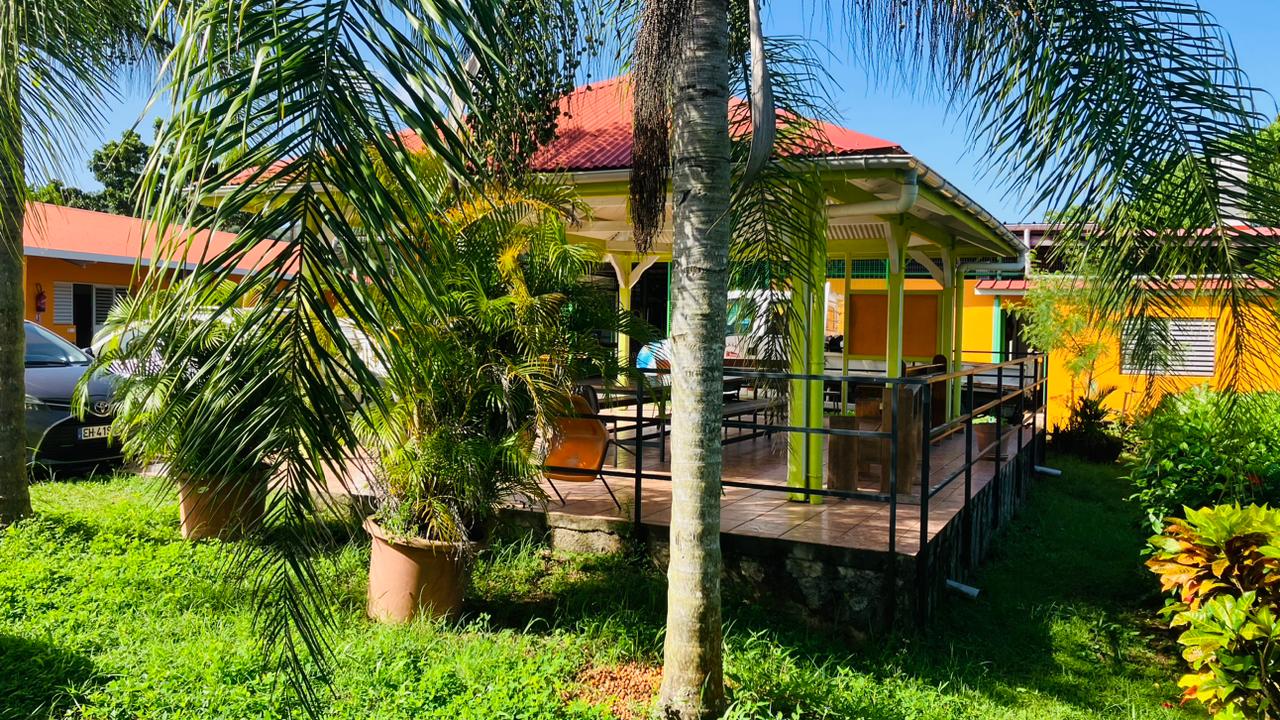 Terrasse et jardin paysager de l'ESAT Karaïba