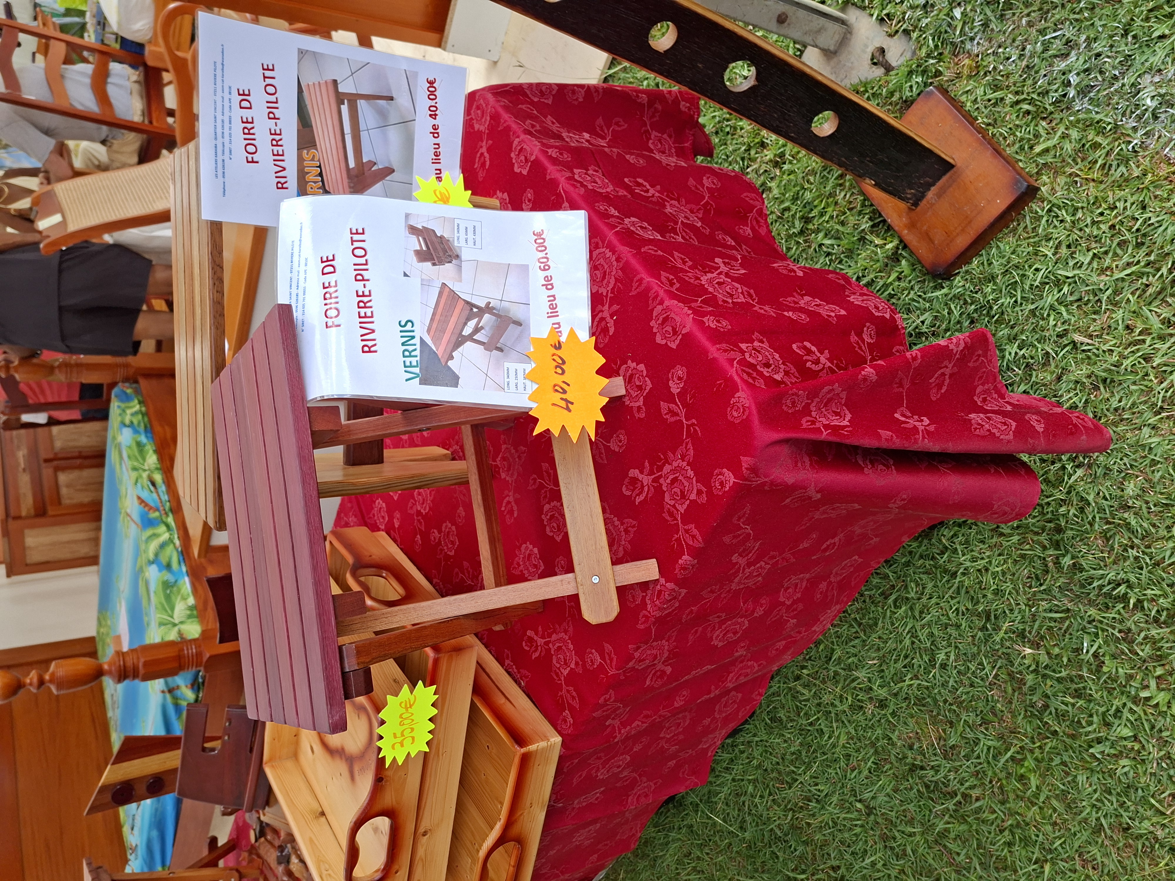 Tables et tabourets en bois exposés avec leurs prix