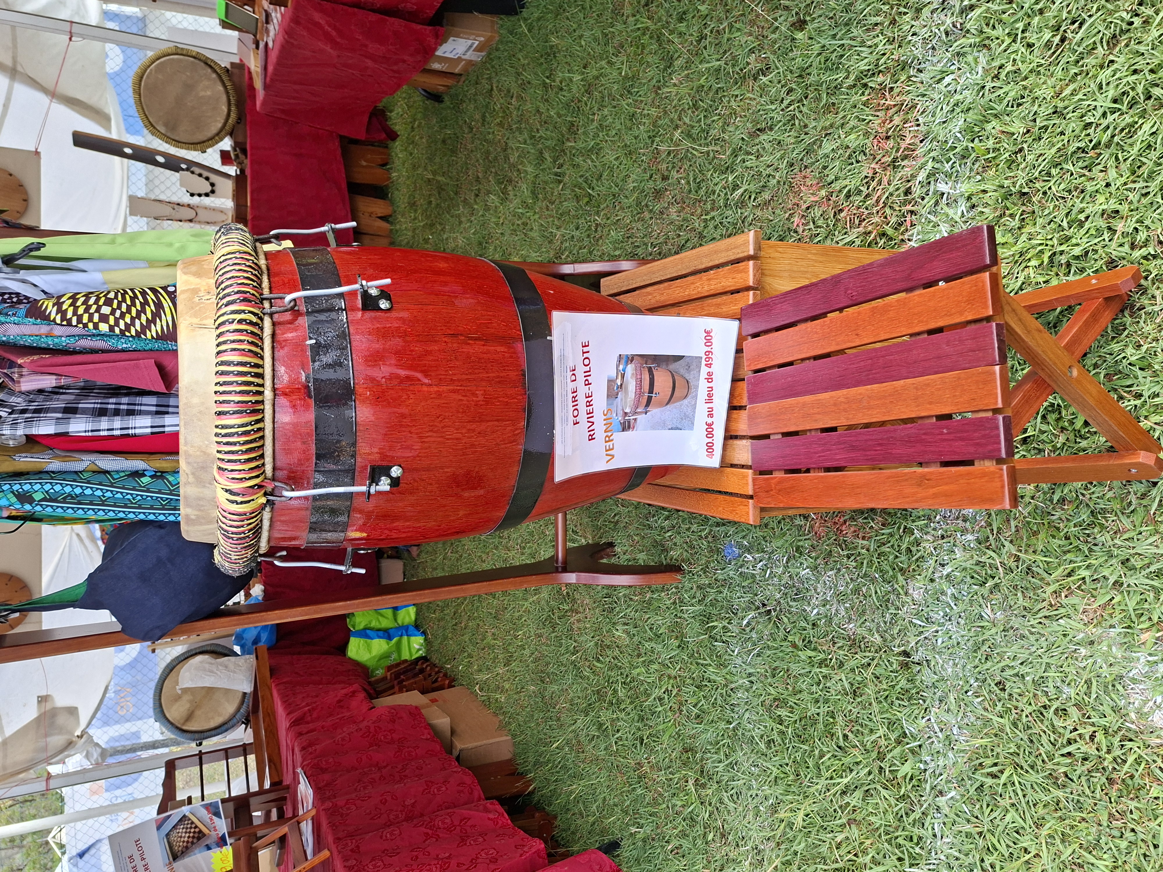 Tambour rouge exposé sur le stand de l'ESAT
