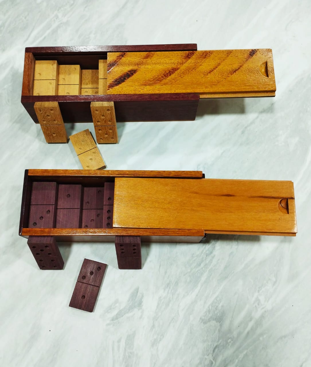 Jeu de dominos artisanal avec son coffret en bois