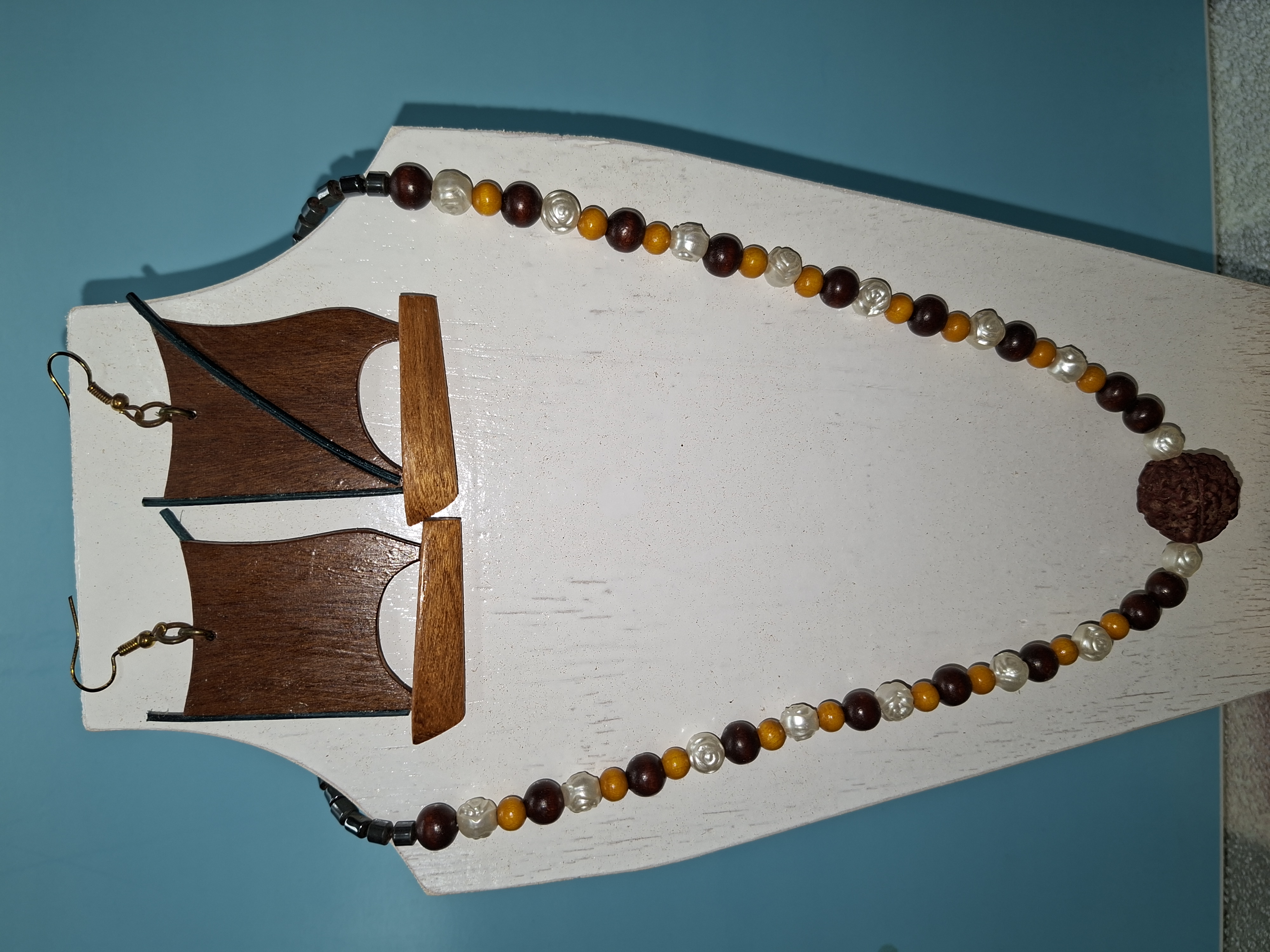 Parure artisanale : collier et boucles d'oreilles en bois et perles