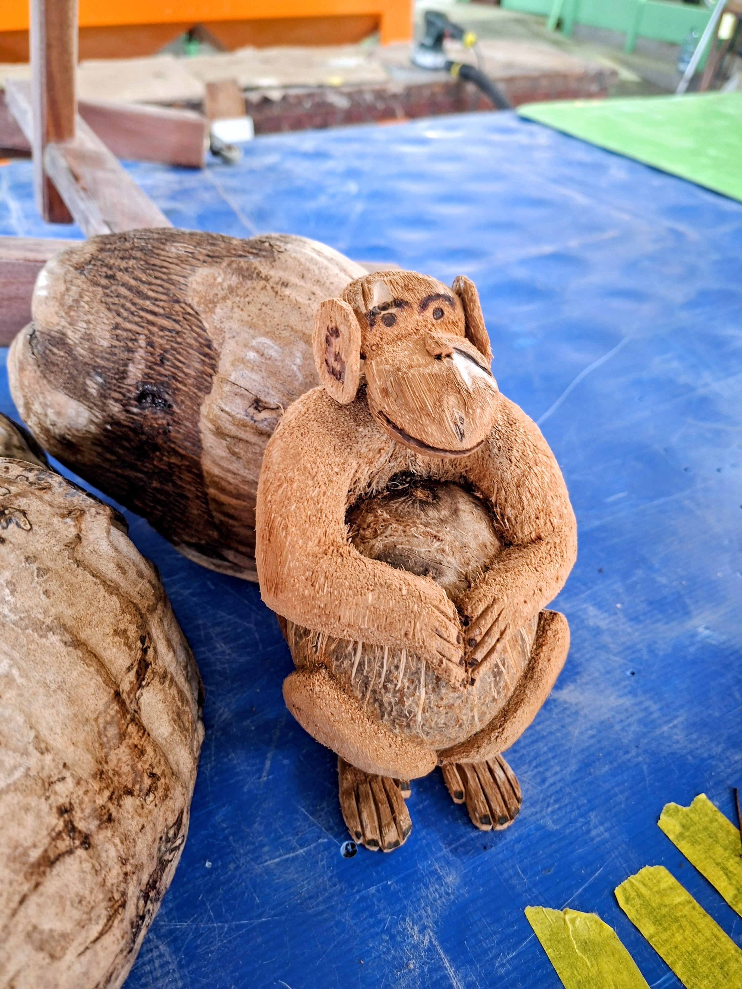 Singe décoratif sculpté dans une noix de coco