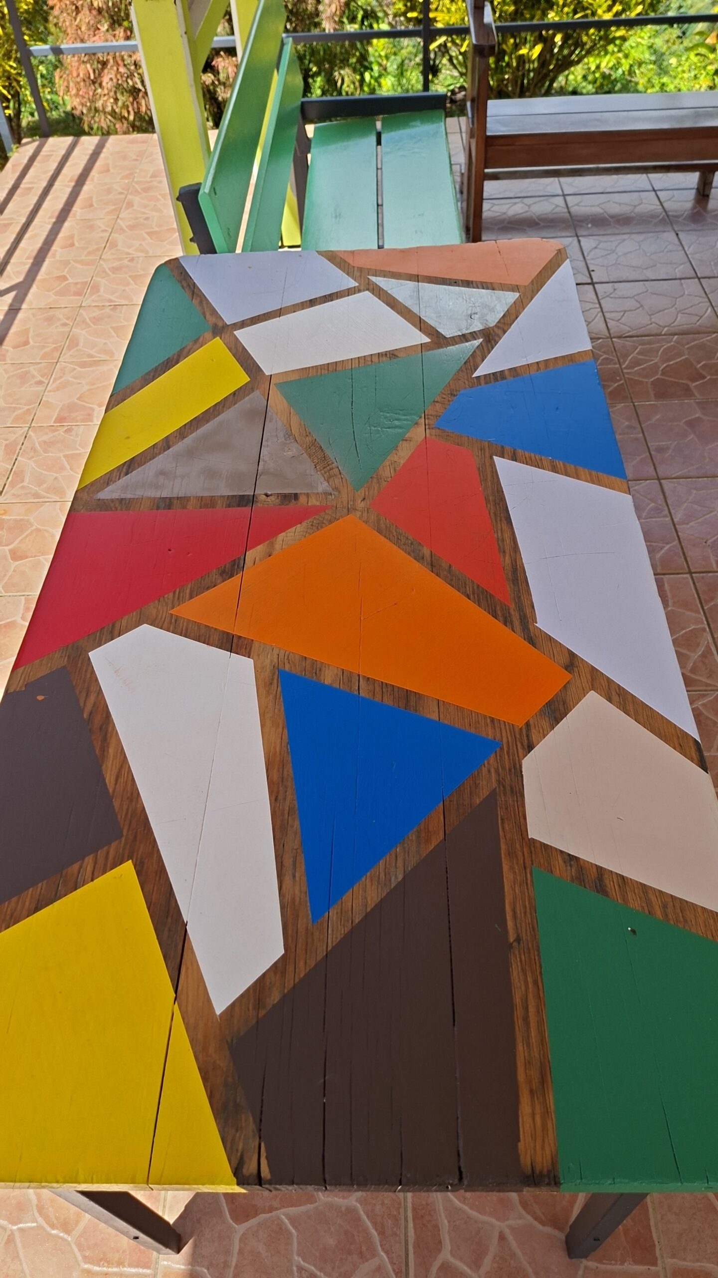 Table en bois peinte de motifs géométriques colorés